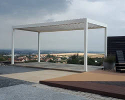 B&iacute;l&aacute; bioklimatick&aacute; pergola Artosi samostojn&aacute; - pohled