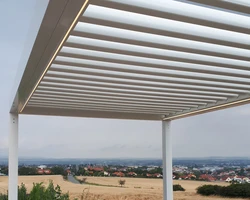 B&iacute;l&aacute; bioklimatick&aacute; pergola Artosi lamely