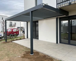 Bioklimaticka pergola Artosi celkov&yacute; pohled z rohu