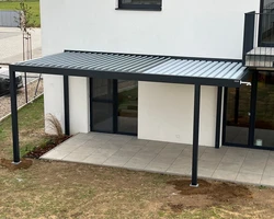 Bioklimaticka pergola Artosi rozdeleni strechy na dve samostatne sekce lamel