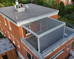 Pergola Artosi lakovan&aacute; do atypick&eacute; barvy lad&iacute;c&iacute; s domem