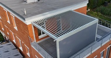 Pergola Artosi lakovaná do atypické barvy ladící s domem