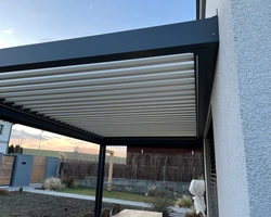 Pohled pod pergolu Artosi